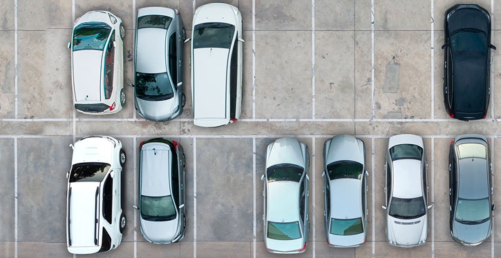 Vaga de garagem de bem de família pode ser alienada, mas só para condôminos