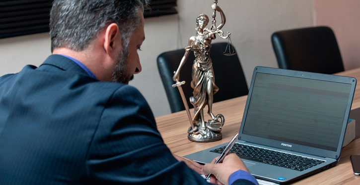 O condomínio é obrigado a pagar mensalmente uma assessoria jurídica?