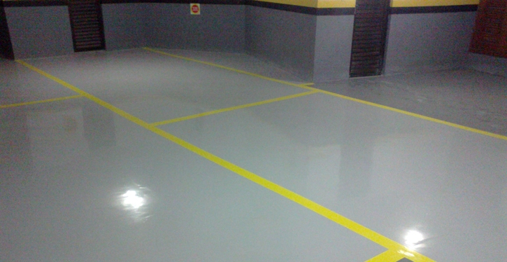 Garagem do Condomínio Renoir: após a revitalização do piso com revestimento epóxi de 2 milímetros