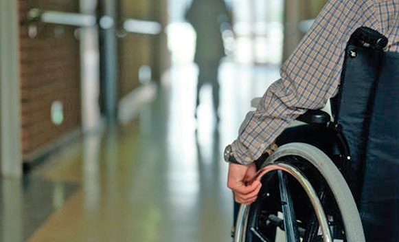 Lei obriga prédios com elevador a terem cadeira de rodas em Santos