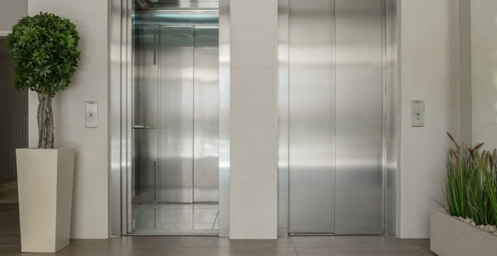 Após 30 anos, prédio ganha elevador