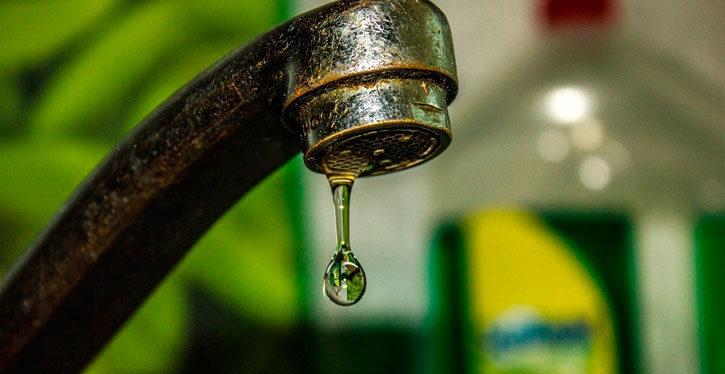 Estamos com uma infiltração do apartamento de cima em nossa unidade. Falamos com o proprietário mas ele não se interessou. O que podemos fazer juridicamente?