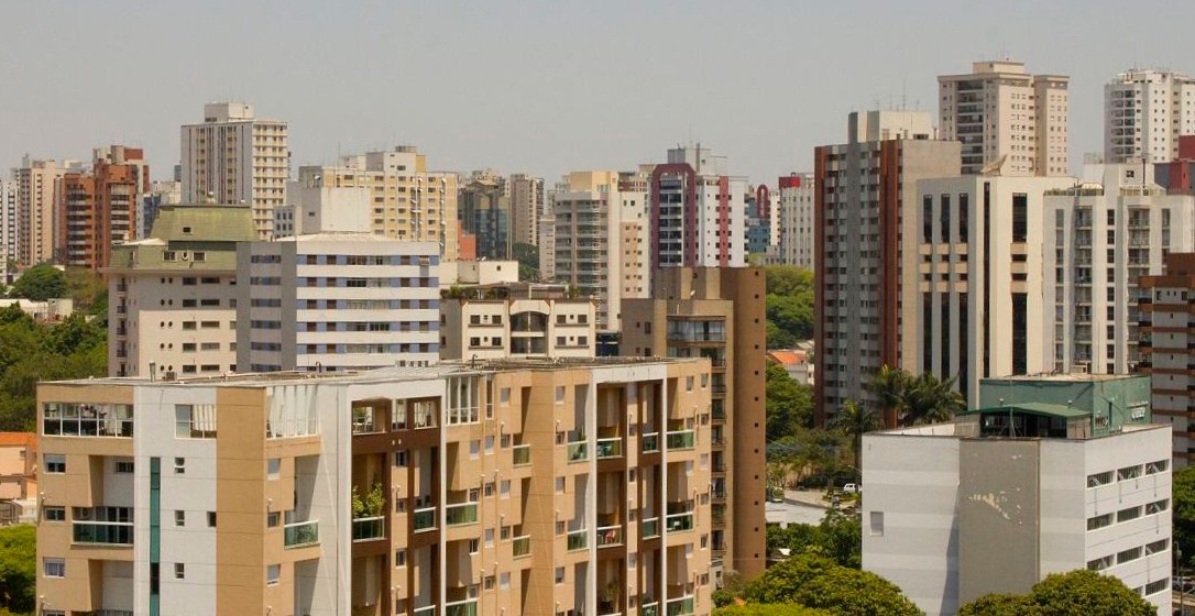 A finalidade do imóvel residencial é única e não comporta atividades comerciais que causem prejuízos aos demais moradores