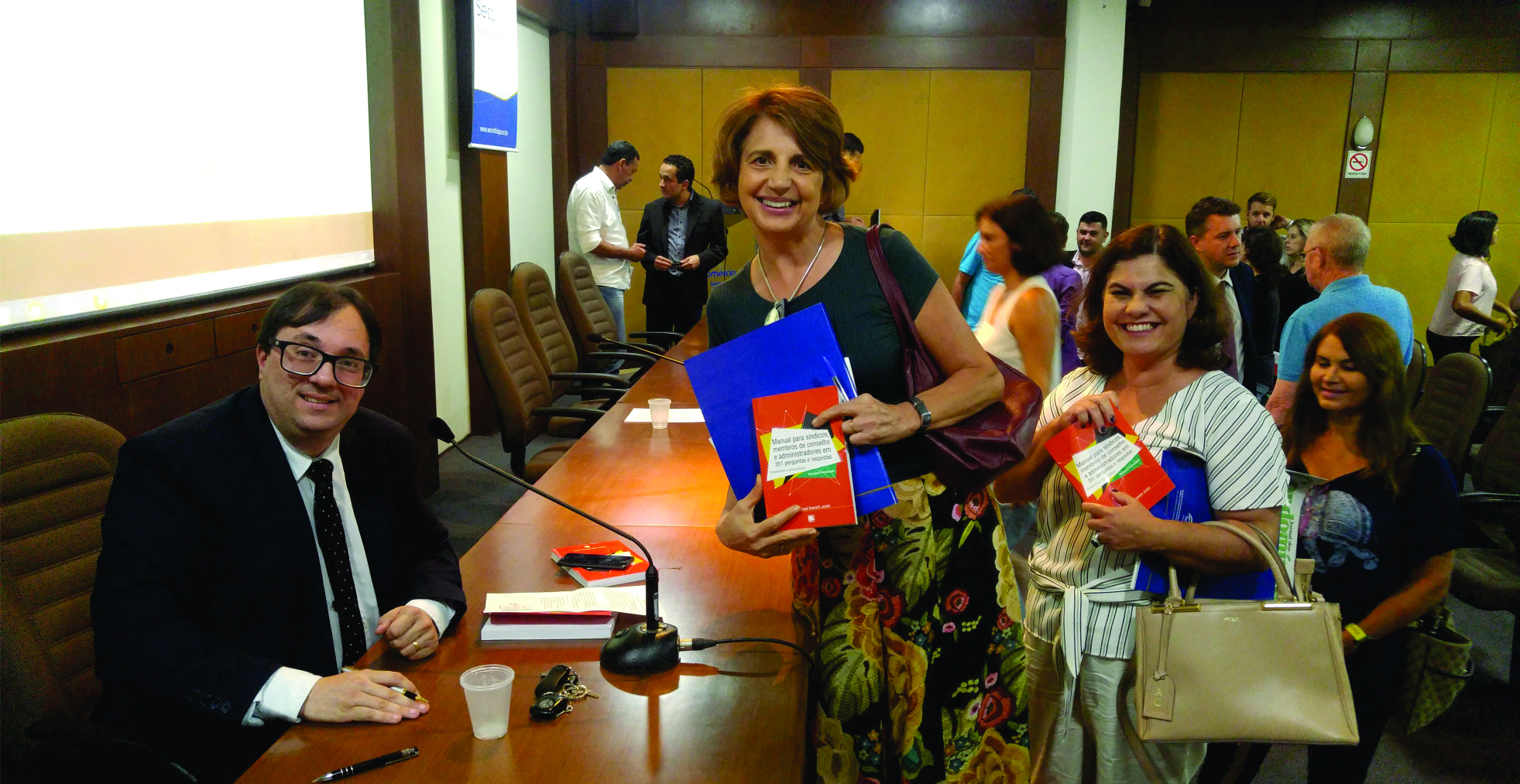  O advogado catarinense Zulmar José Koerich Jr autografa livro voltado ao público condominial 