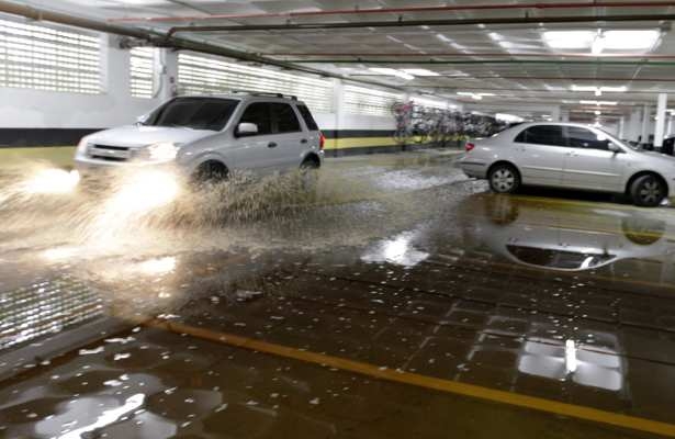 Instalação de bomba submersa evita alagamentos