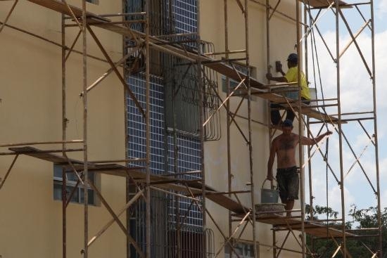 Trabalhadores ficam presos em andaime no bairro Itacorubi, em Florianópolis