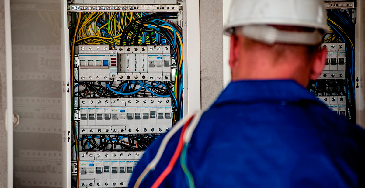 Foi aprovado assembleia a contratação de uma empresa para a reforma elétrica no condomínio e apartamentos. Sou obrigada a contratar essa empresa ou pode ser quem eu quiser?