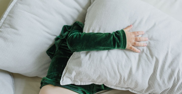 No prédio há crianças autistas, que a mãe xinga aos berros, e quando há reclamação ameaça processar o condomínio. Como o síndico deve agir?