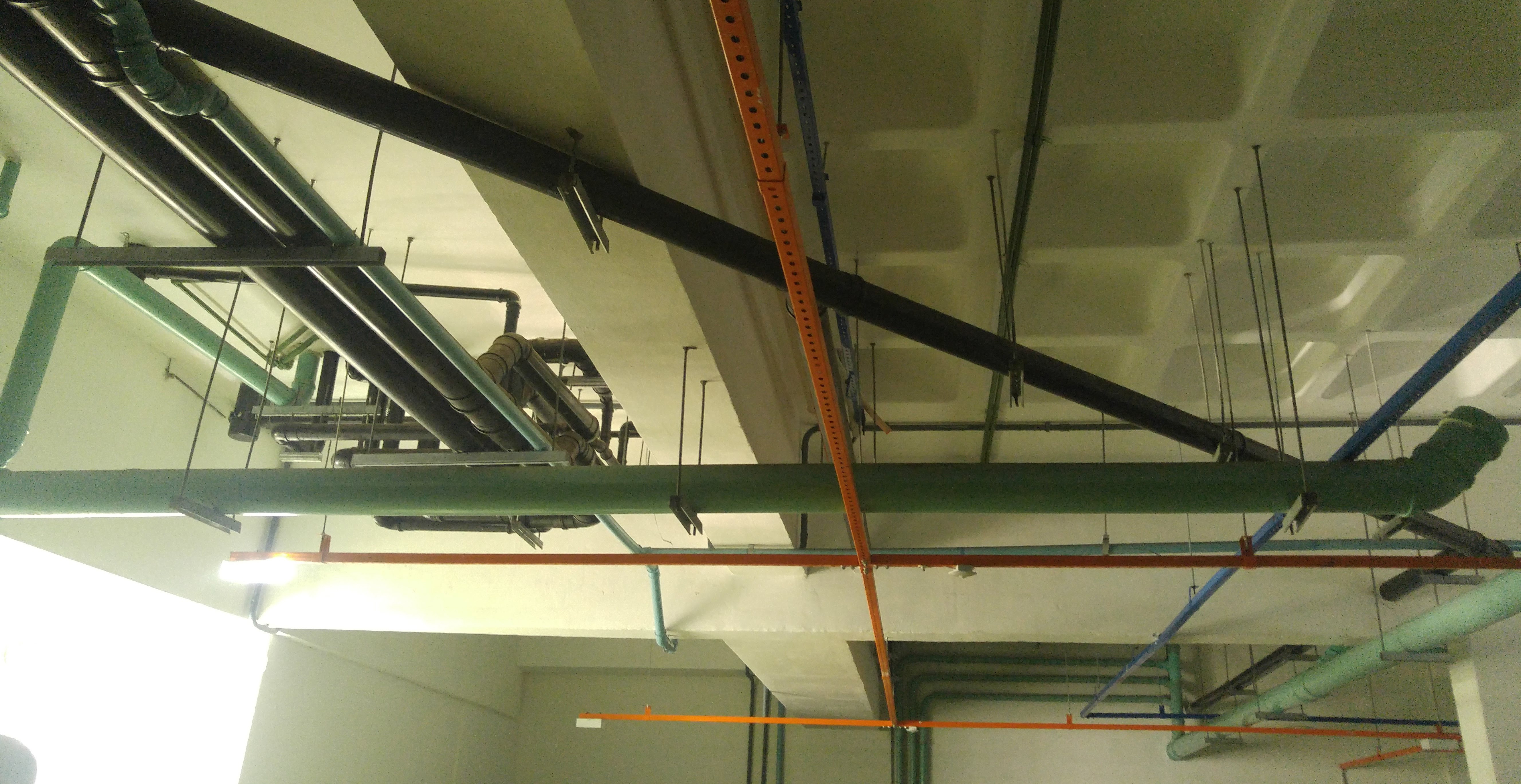 No condomínio Brava Beach, a padronização nas cores da tubulação facilita a manutenção