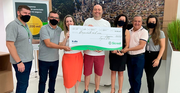 Andre Daroci  recebe cheque do Seguro de Vida Sicredi
