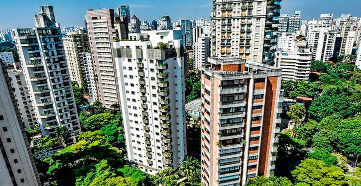 O Código Civil determina que tanto o construtor quanto o incorporador devem responder durante cinco anos sobre os vícios ocultos nas edificações