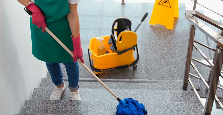 A agenda de limpeza deve prever o horário das operações para não atrapalhar o fluxo de pessoas no prédio