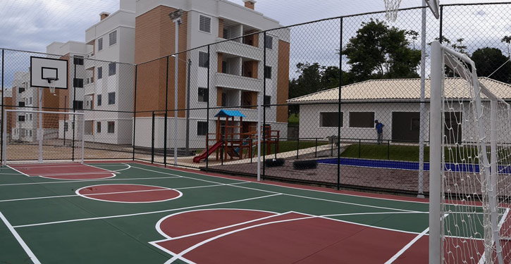 Quadra esportiva externa pintada com tinta acrílica à base de álcool: efeito antiderrapante e alta durabilidade contra as ações climáticas.