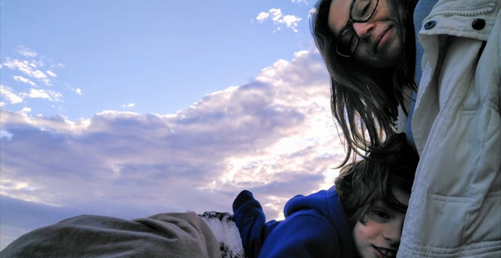 Para driblar o estresse da pandemia, a pediatra Sidiane Garcia Bastos Ferreira leva o filho Davi para ver o nascer do sol na praia