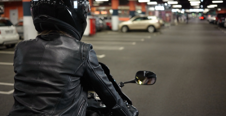 Fui advertido e multado por deixar moto fora da vaga. Meu filho deixou a bike motorizada fora e recebi multa, sem advertência. Isso pode ser feito?