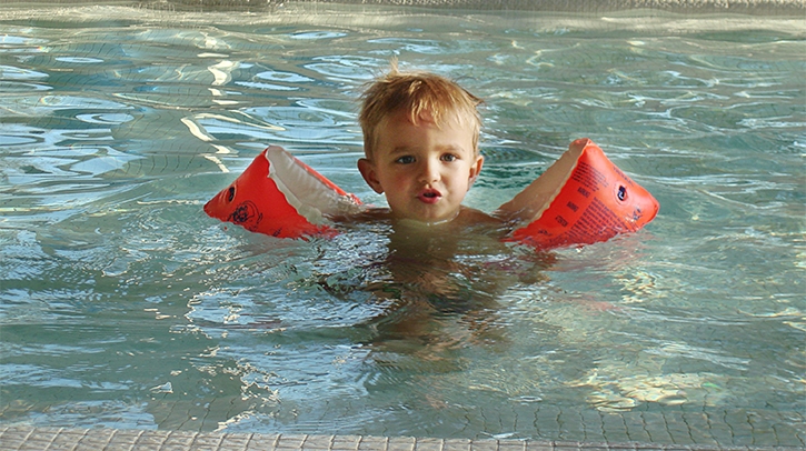 Crianças só devem acessar a piscina acompanhada dos pais ou responsáveis