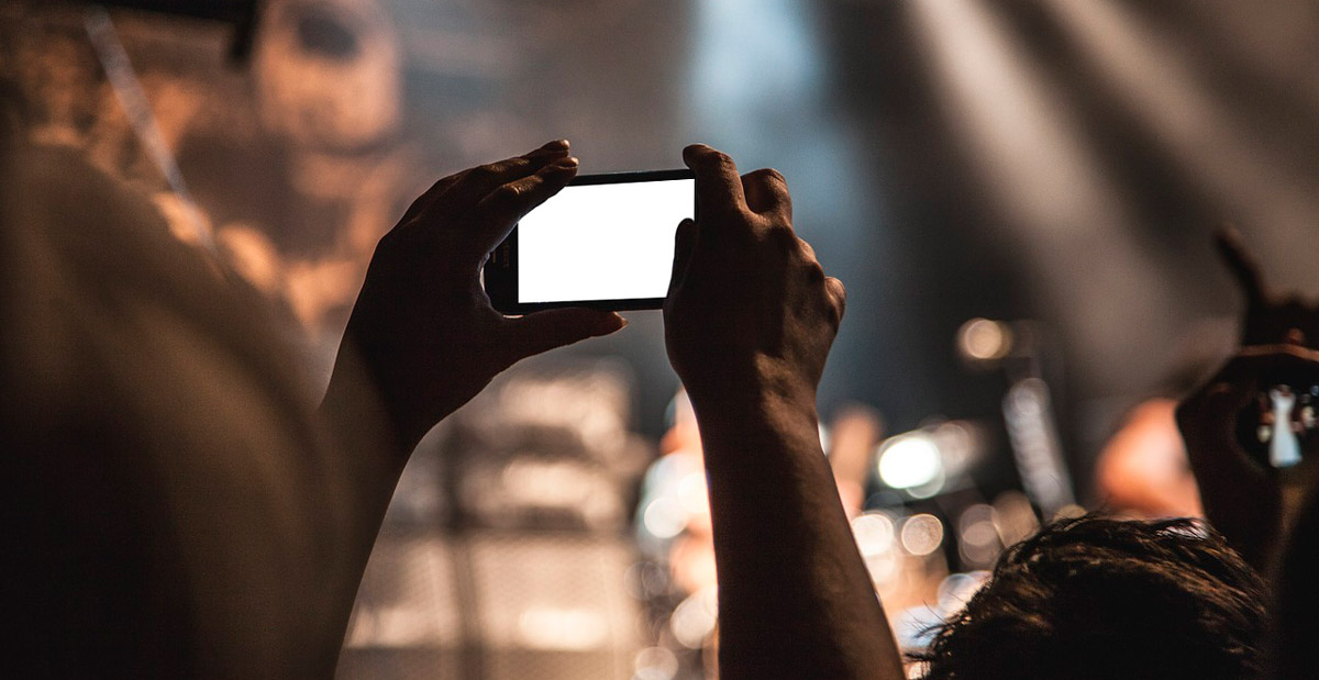 Pode tirar fotos de criança e adolescente descumprindo alguma regra do condomínio ou questionar a criança pessoalmente?