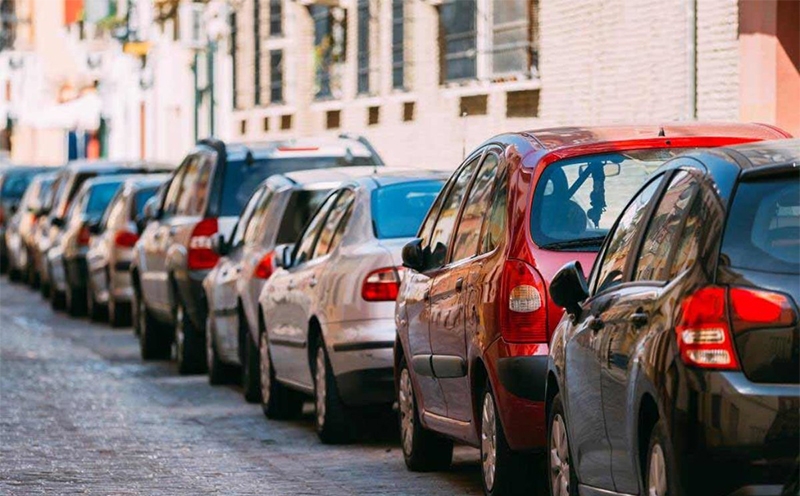 O que acontece quando alguém estaciona o carro na frente de uma residência?