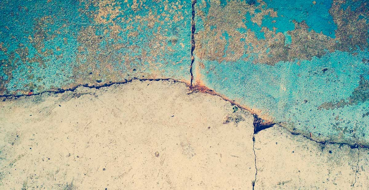 Moro na cobertura onde há infiltrações e rachaduras no teto e nas vigas de estrutura. Gostaria de saber quem deve consertar?