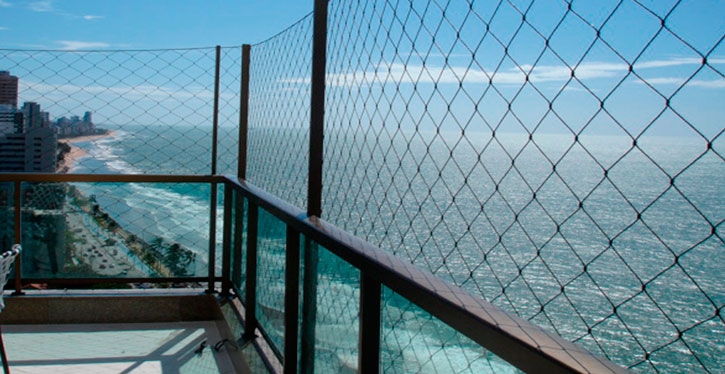 Inquilino da cobertura instalou redes de proteção no guarda-corpo ocasionando diferença estética na fachada. O que o condomínio pode fazer?