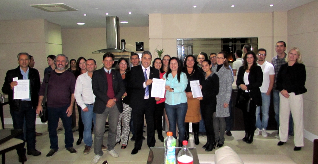 Síndicos entregam abaixo-assinado em reunião com autoridades públicas no Plaza di Roma