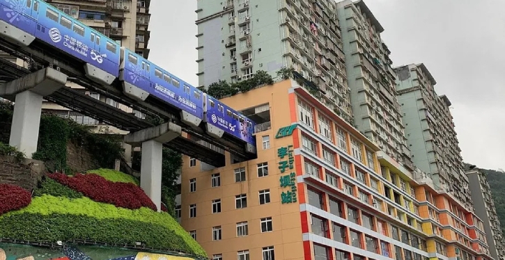 O metrô que passa pelo prédio já tem mais de 20 anos de operação