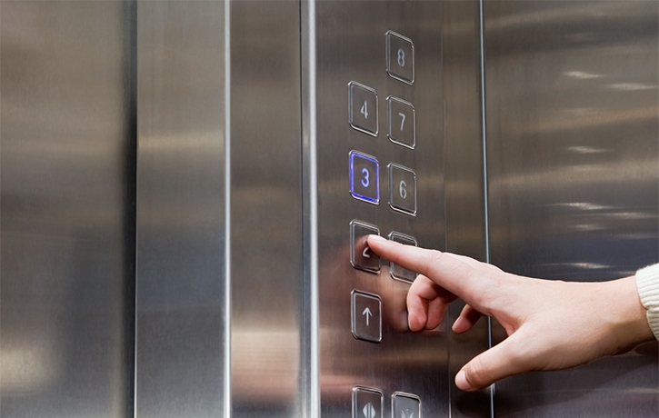 Verão: utilização segura dos elevadores durante a época de chuvas e de férias