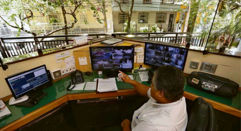 Condomínio deve pagar multa a porteiro após substituição por portaria virtual