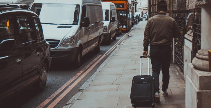 Mudei de apartamento e saí apenas com uma mala, mas a imobiliária que gerencia o condomínio quer cobrar taxa de mudança. É legal?