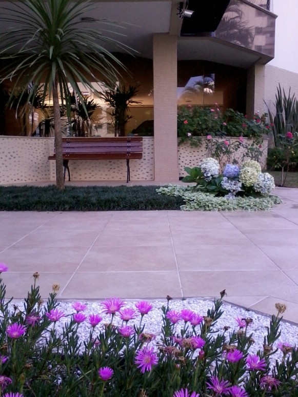 Plantas são elementos vivos, exigem adubações e cuidados periódicos, além de reposições anuais ou semestrais. 