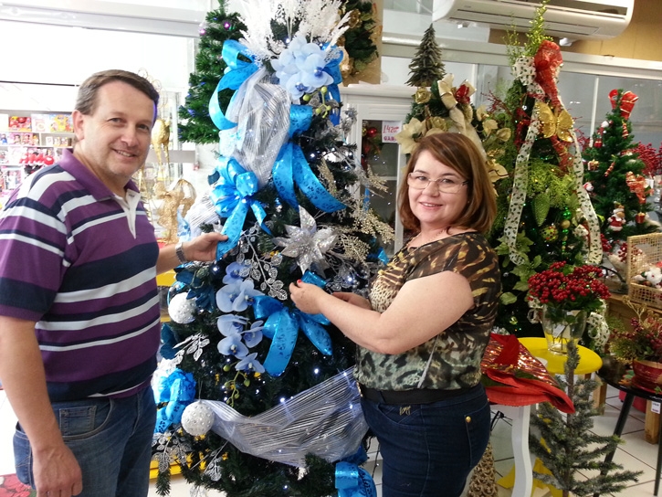 Síndico Larciney e decoradora Agda escolhem nova árvore