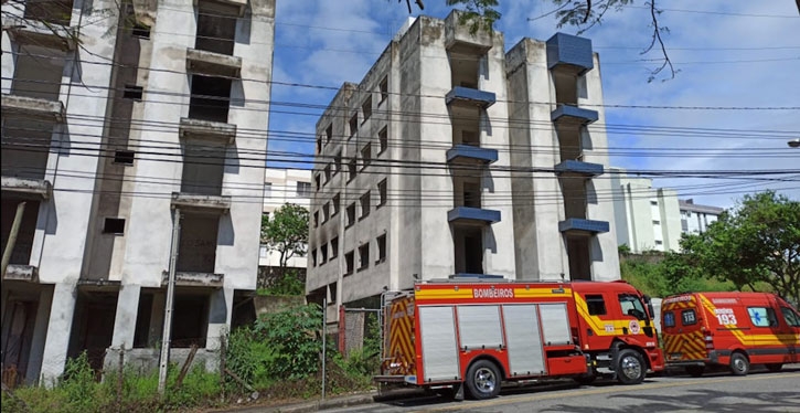 Prédios abandonados no bairro Coqueiros: incêndio, drogas e homicídio