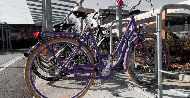 Uma bicicleta foi furtada e descobrimos pelas câmeras que foi um morador adolescente. Qual a atitude se deve tomar?