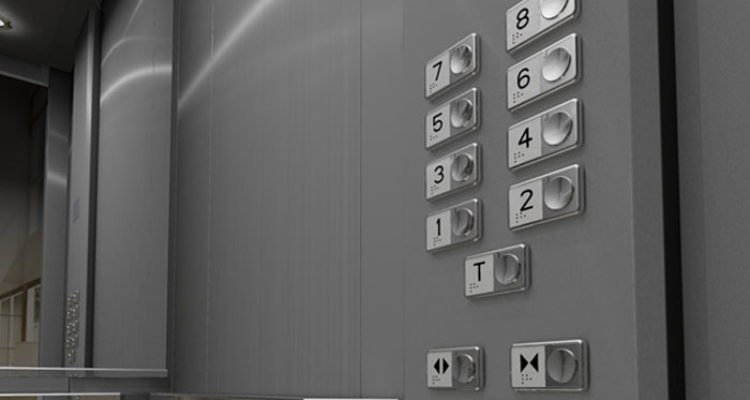 Queda de elevador com pessoas além do permitido deixa feridos em Florianópolis