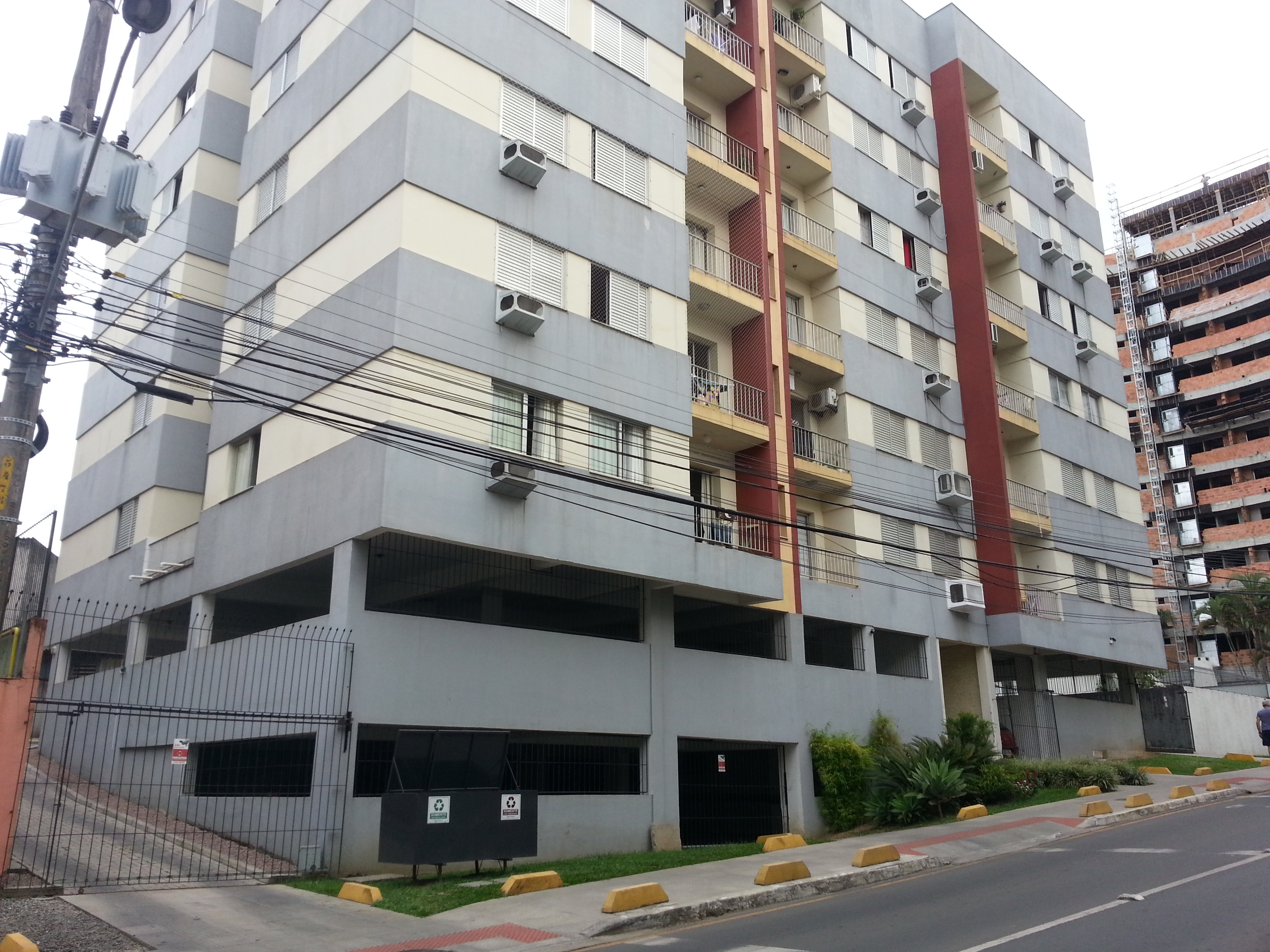 No residencial Mariana, existem três portões de garagem para atender aos moradores dos 36 apartamentos