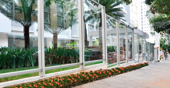 A dica dos arquitetos é optar pelo vidro incolor, pois ampliam o espaço e valorizam o jardim