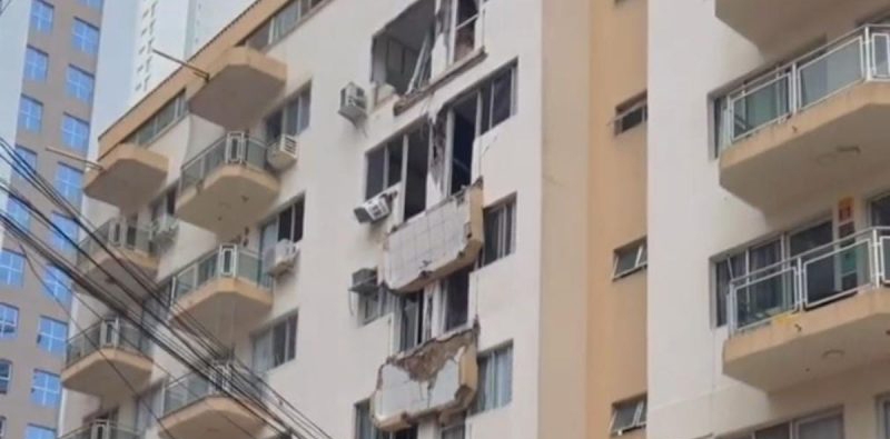 Sacadas caem de prédio em Balneário Camboriú — Foto: CBMSC/Divulgação