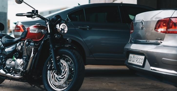 Morador estaciona carro e moto na mesma vaga. Apesar da convenção não falar do assunto, é uma infração?