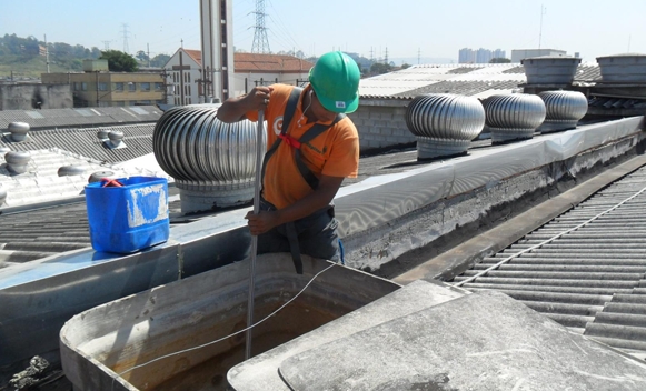 Síndica Joelma Greff Maciel mantém a limpeza da caixa d’água em dia