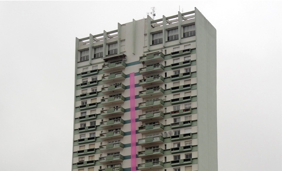 Prédio mais alto de Criciúma destaca campanha Outubro Rosa