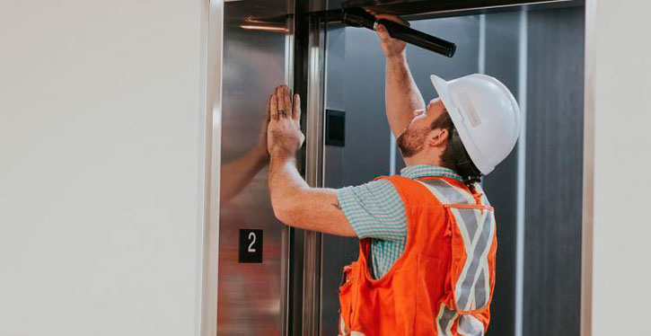 Depois que os elevadores foram inventados quase ninguém mais quer usar escadas. Mas, nem todos dão a devida importância aos prazos de manutenção e à sua correta utilização.