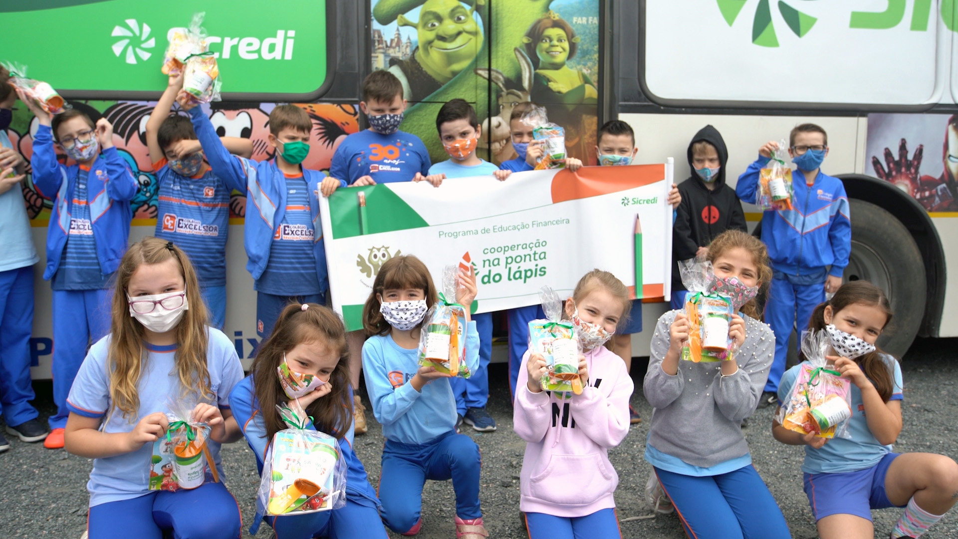 Sicredi leva ônibus cinema para escolas da região