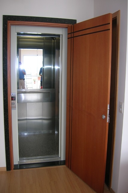 Fechadura nas portas dos elevadores